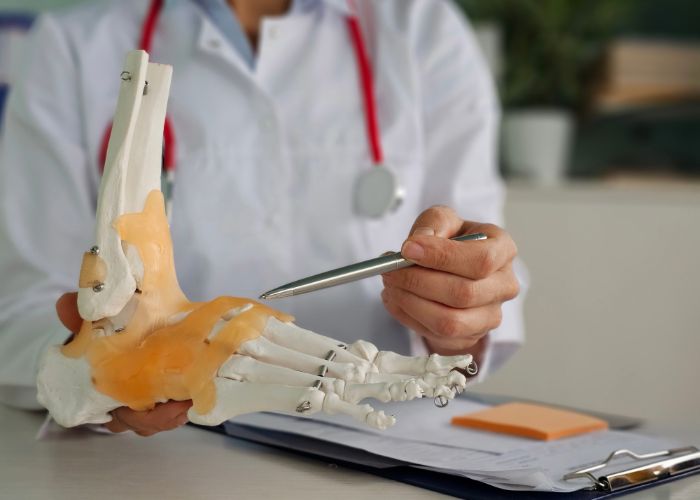 صدای تق‌تق مچ پا؛ چه زمانی طبیعی است و چه زمانی نیاز به بررسی دارد؟